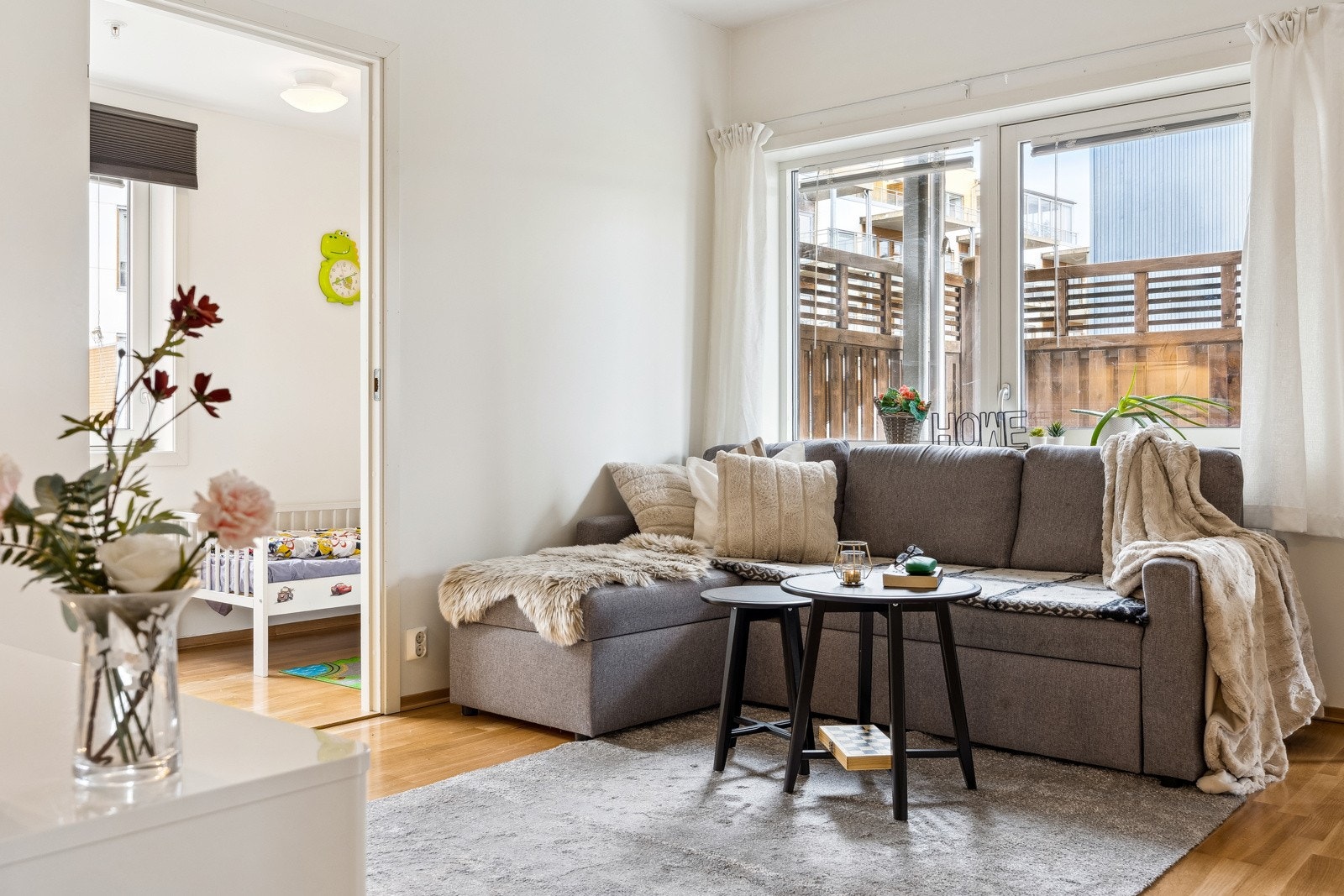 Leiligheten er malt i lyse og tidløse farger som gjør det enkelt å sette personlig preg på interiør. Galleribilde