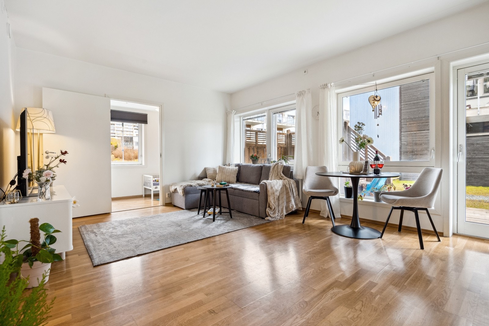 Moderne 2-roms m/ kontor, parkering & 14m² markterrasse. Galleribilde