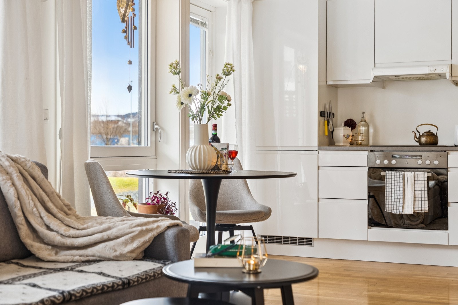 Store vindusflater i stuen og kjøkkenet gir rikelig med naturlig lys og en følelse av romslighet. Galleribilde