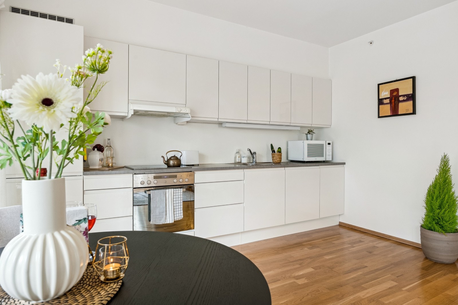 Den åpne stue/ kjøkken løsningen gjør det sosialt å lage mat og enkelt å servere. Galleribilde