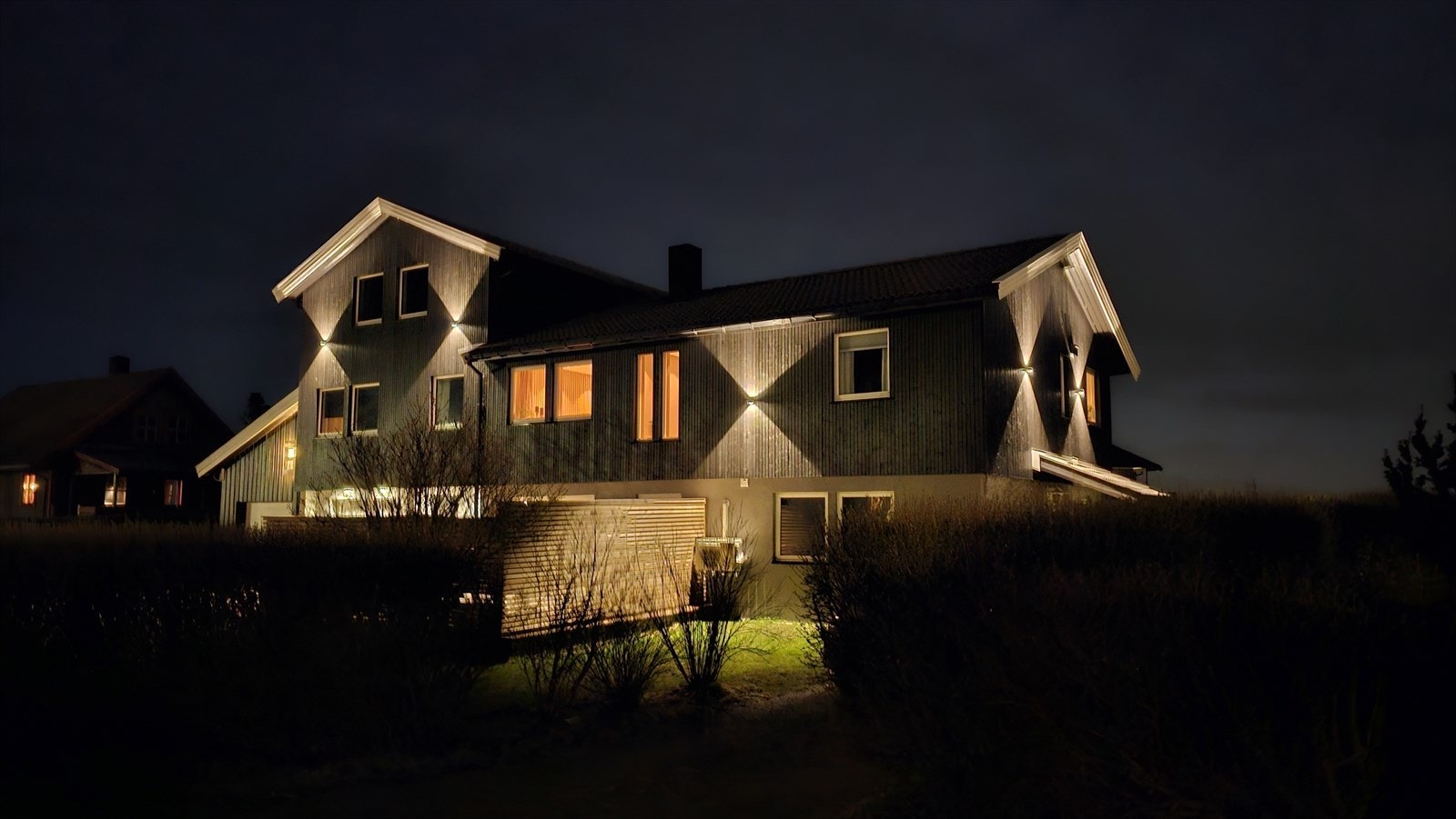 Det er montert nye utelys som gir en flott atmosfære på utsiden av eiendommen Galleribilde