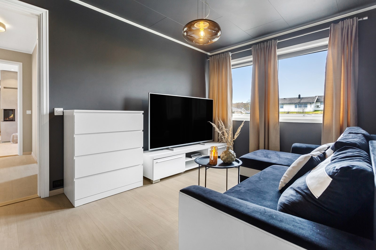 Soverom nr 3 i 2. etg, med eget walk in closet, her er det samme gulv som i resten av etasjen, tak og vegger er malt. Galleribilde