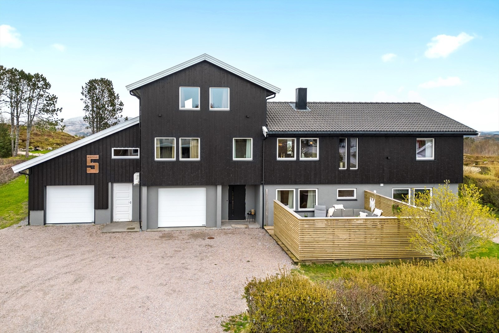 Eier har skiftet bordkledning på store deler av boligen, legg merke til den sjarmerende uteplassen Galleribilde