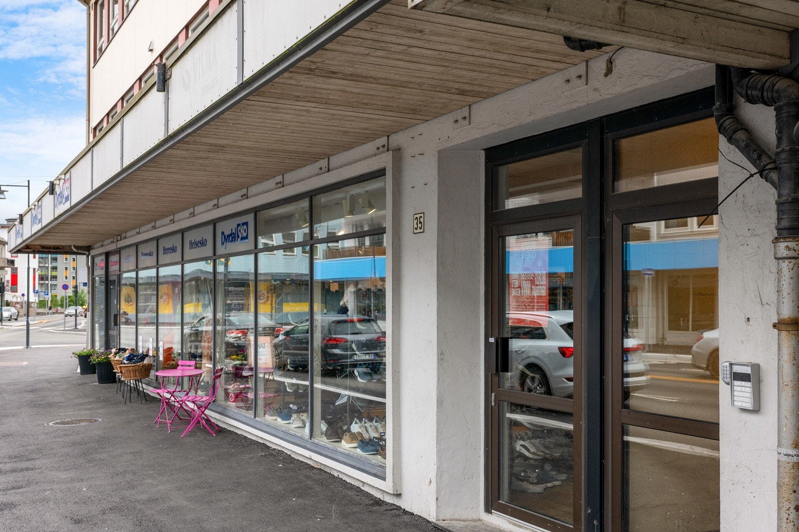 Inngang fra gateplan på begge sider av bygget Galleribilde