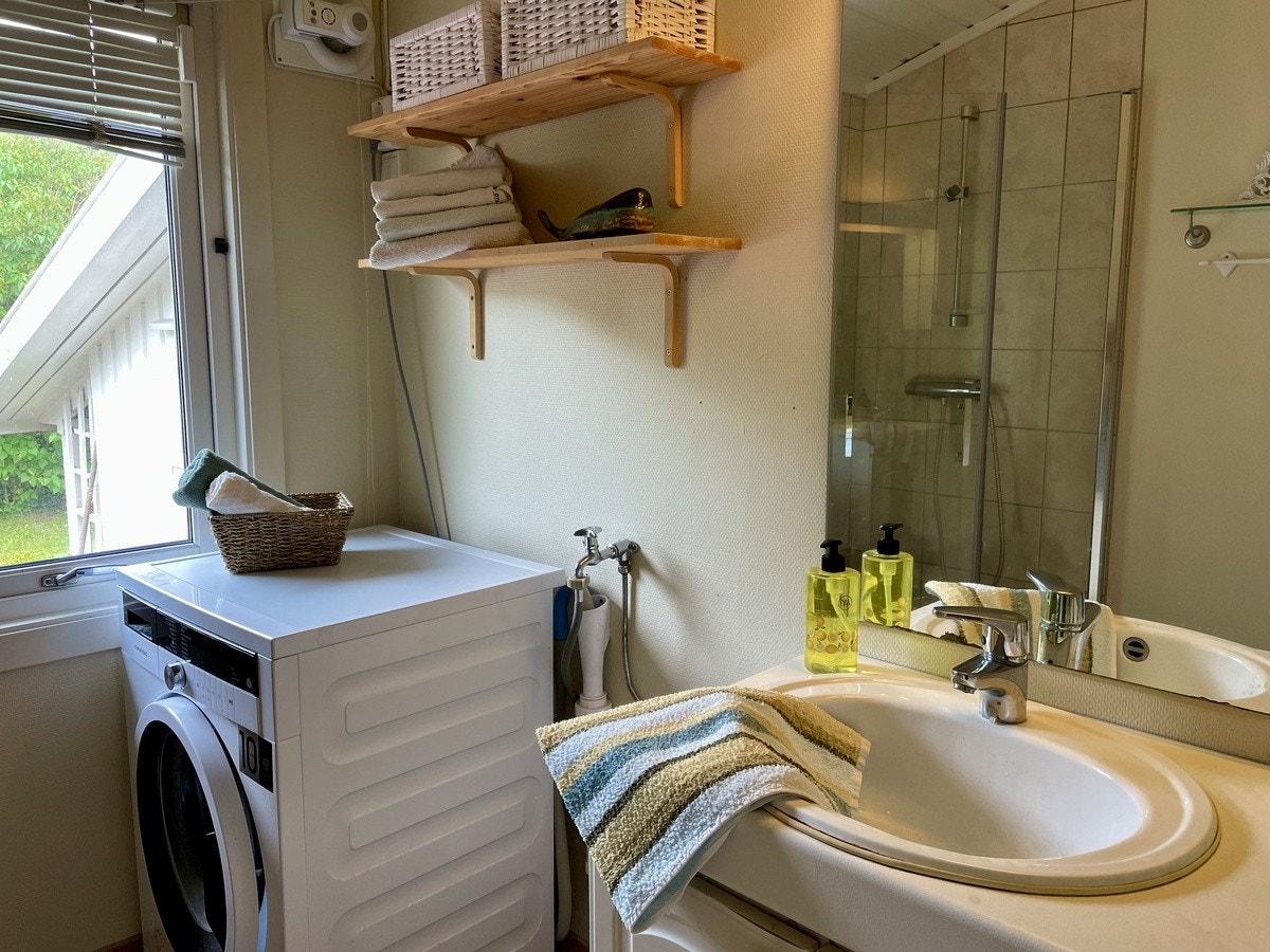 Bad med dusj og vaskemaskin Galleribilde