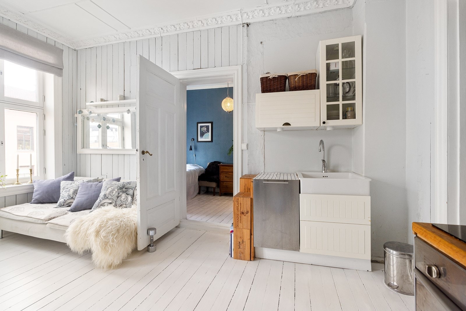 Stuen og kjøkkenet ligger i åpen løsning, og fremstår som et svært hyggelig og sosialt samlingspunkt. Galleribilde