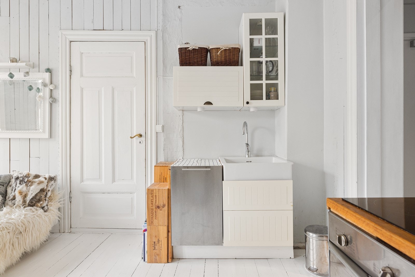 Dagens kjøkken er funksjonelt, men modent for modernisering. Vi opplyser at oppvaskmaskinen er defekt og at strømmen til induksjonen slår seg av, av og til. Galleribilde