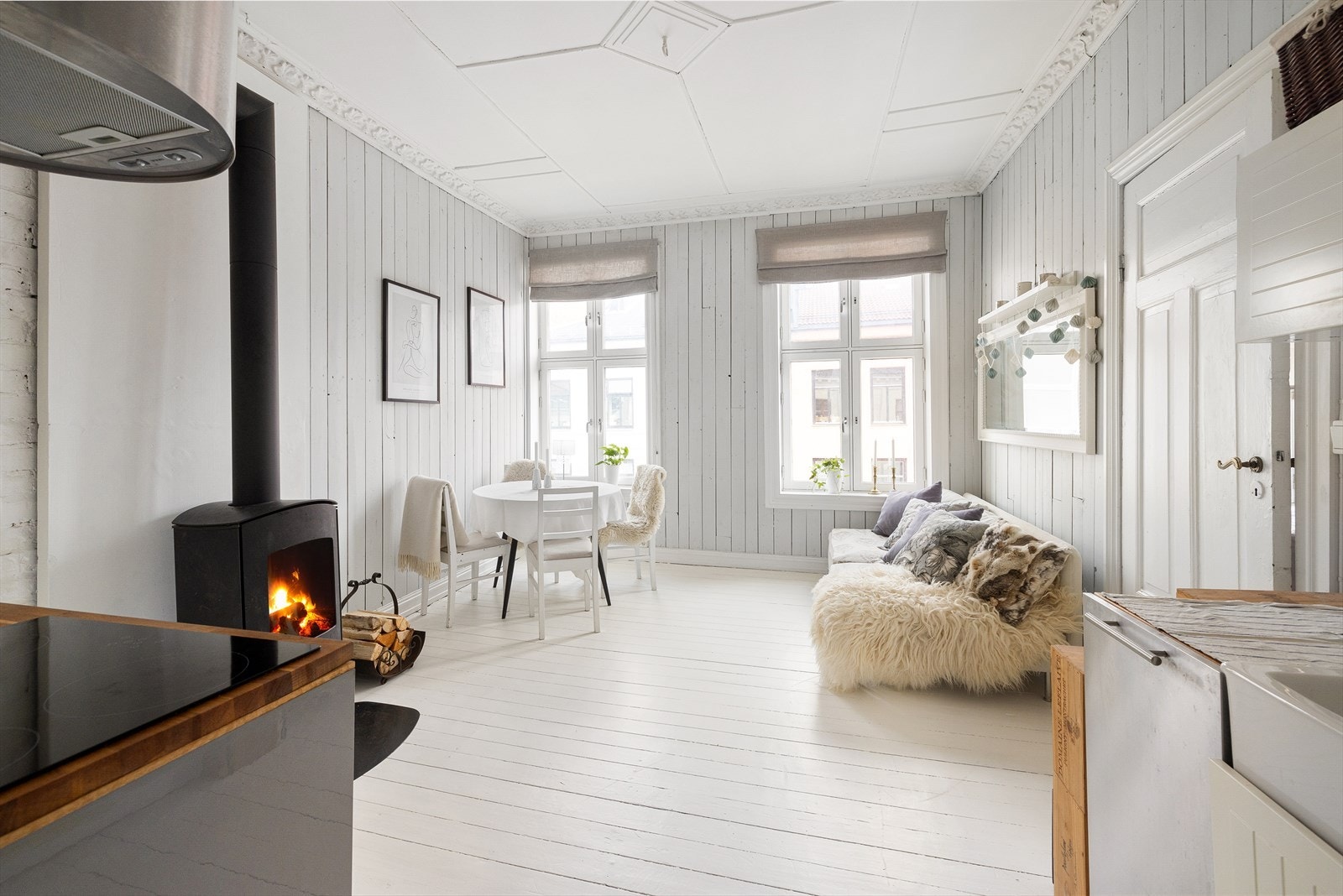 Lys og innbydende stue med god plass til både sofaløsning og en romslig spisegruppe. Galleribilde