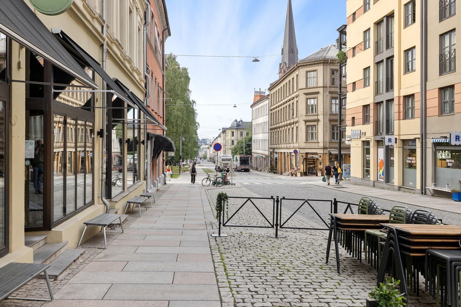 Her bor du med praktisk nærhet til alt du måtte trenge i hverdagen. Matbutikker, kaféer, restauranter og ulike butikker ligger rett utenfor døren. Galleribilde