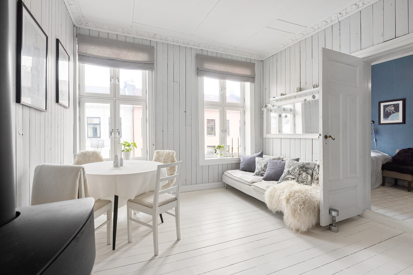 Vegger og gulv er holdt i lyse toner, noe som gir rommet en luftig atmosfære. Galleribilde