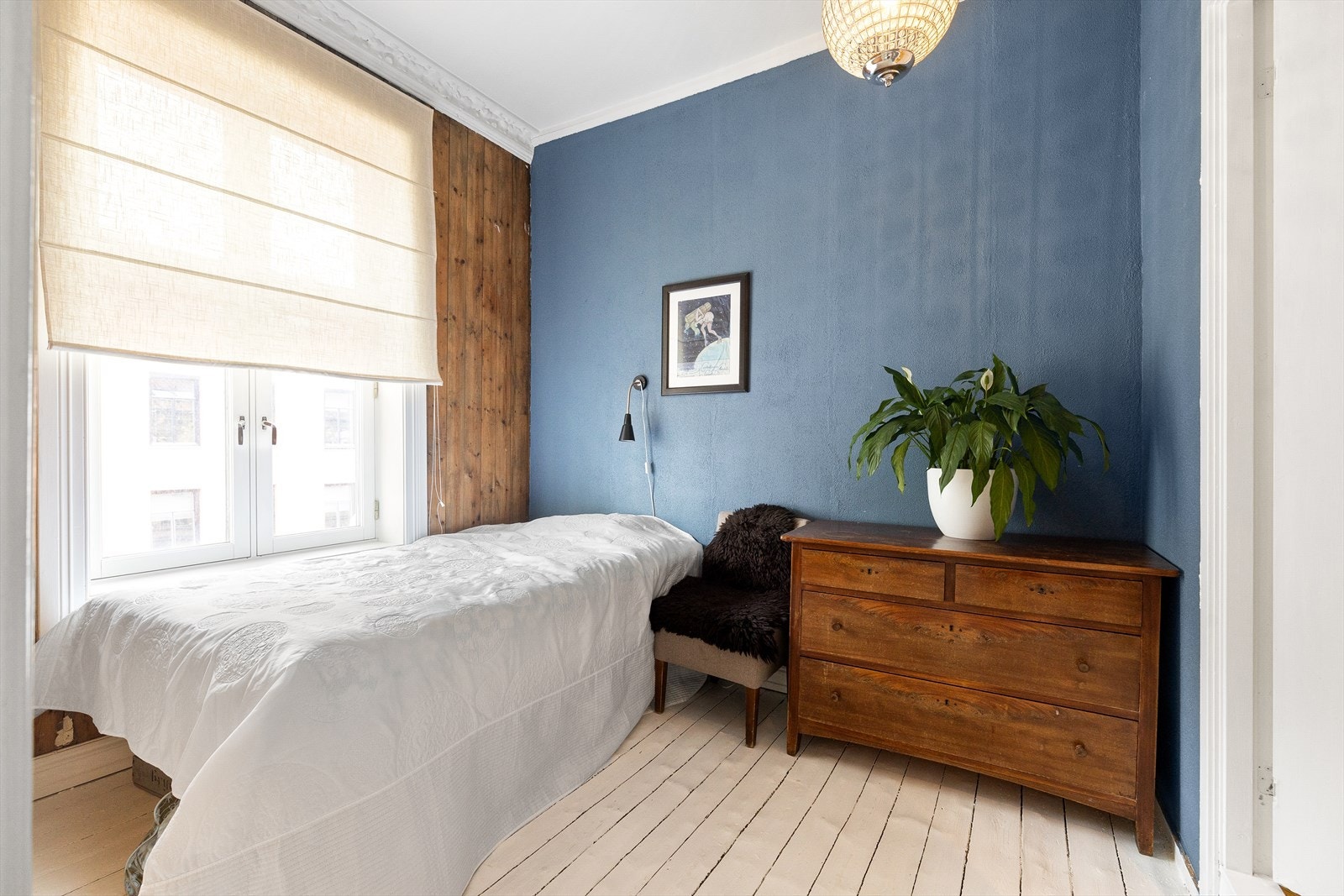 Hovedsoverommet er av god størrelse, med god plass til seng med tilhørende møblement og klesskap/kommode. Galleribilde