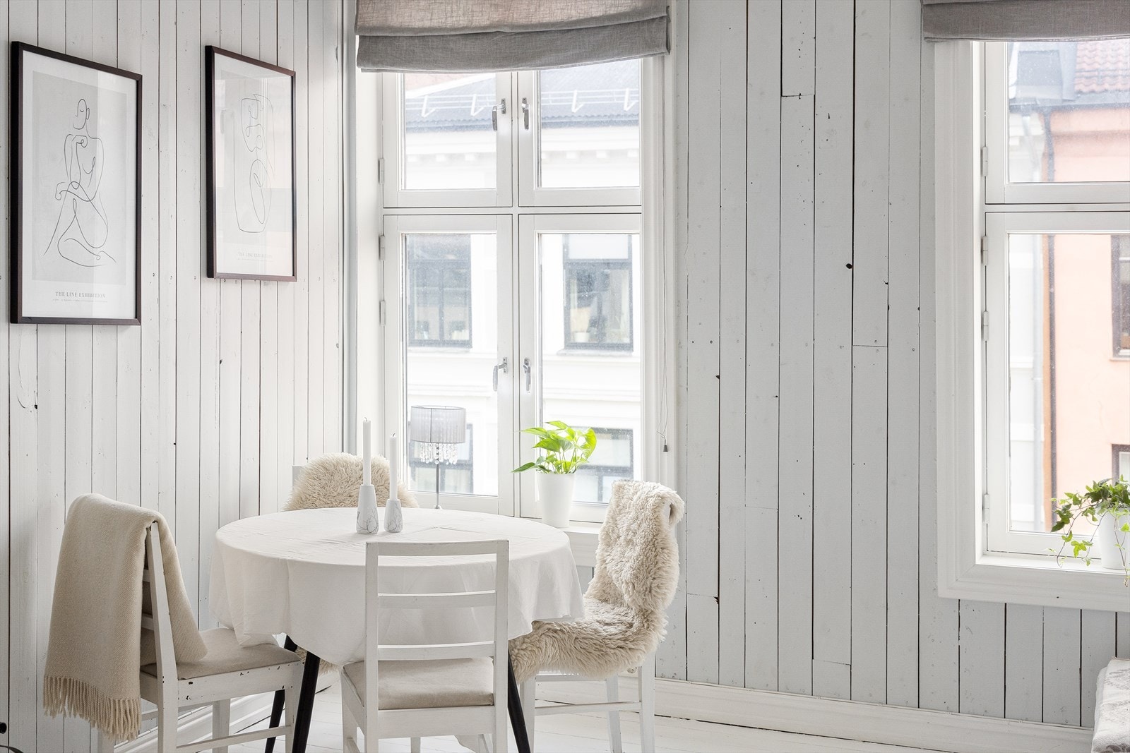 Leilighetens store, vakre vinduer slipper inn rikelig med naturlig lys, noe som gir en god romfølelse. Galleribilde