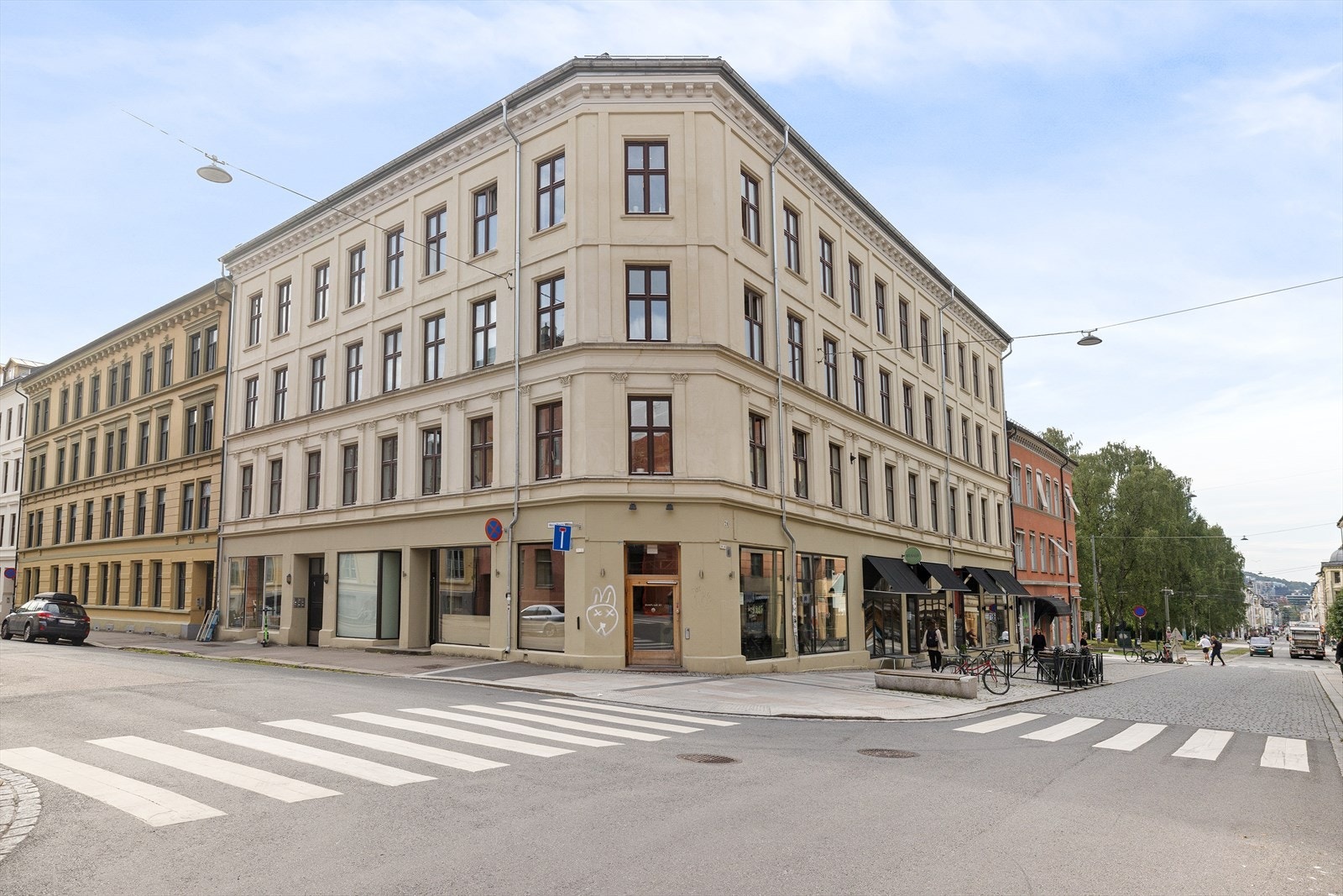 Fasade - her bor du i en flott klassisk bygård midt på beste Grünerløkka. Galleribilde