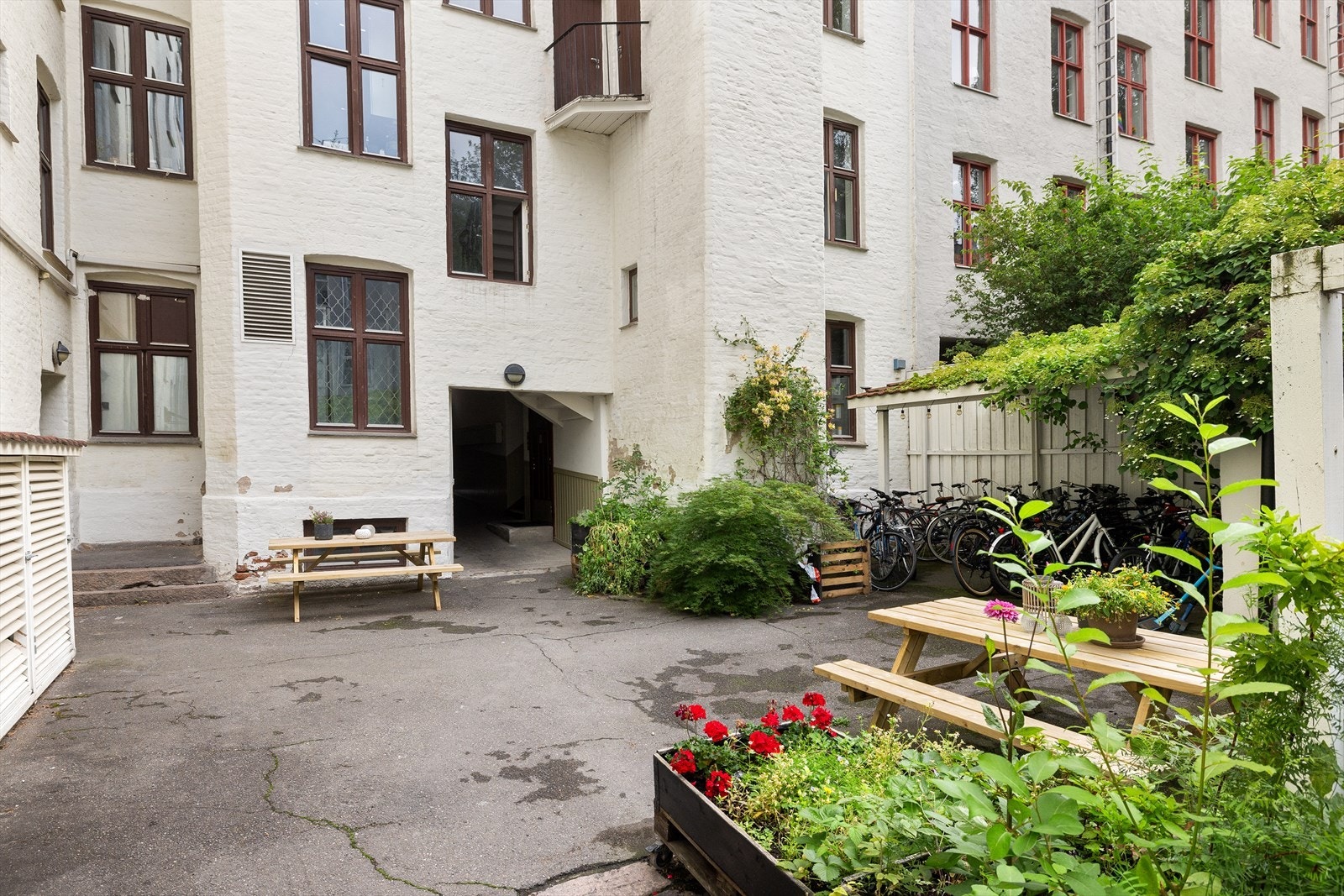 Borettslaget har en trivelig bakgård med et praktisk sykkelskur. Galleribilde