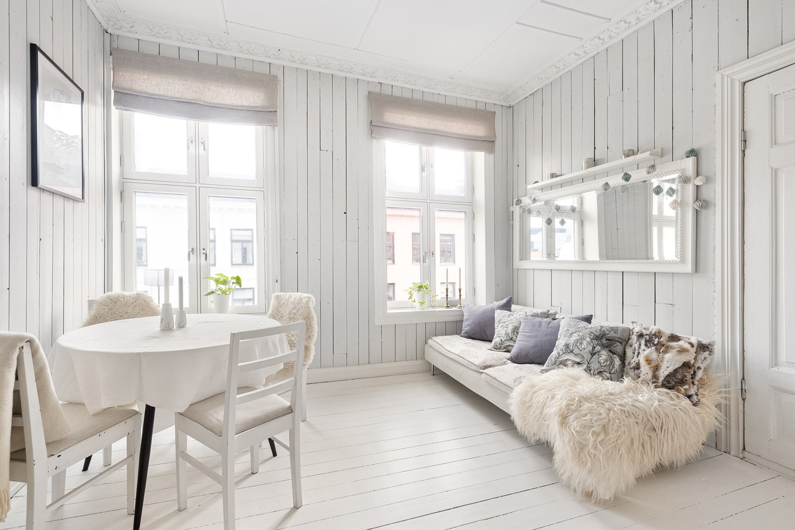 Denne klassiske leiligheten byr på vakre detaljer og en attraktiv beliggenhet i hjertet av Grünerløkka. Galleribilde