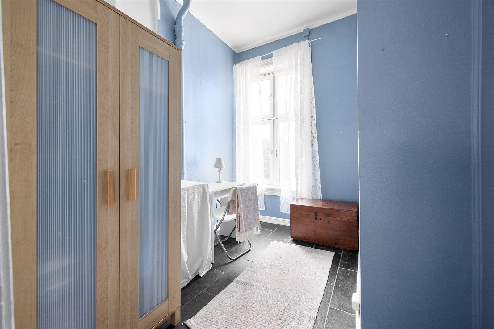 Soverom 2 er også romslig, med plass til seng/kontorpult og stor garderobeløsning. Galleribilde