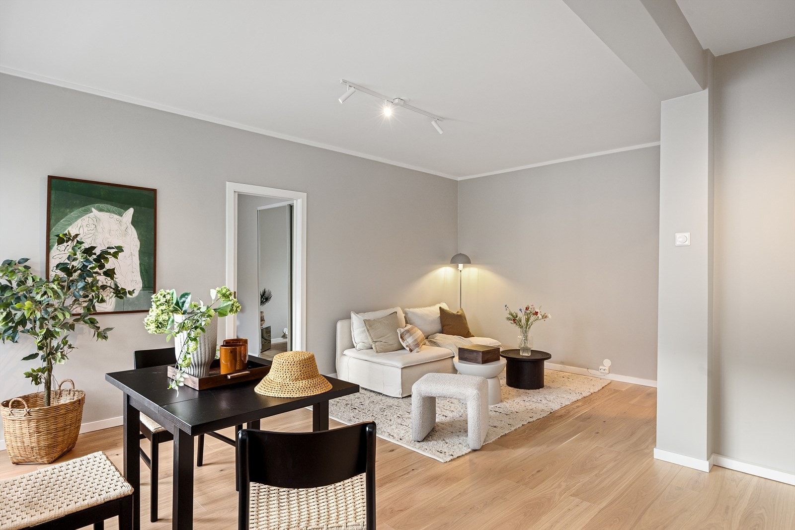 Stuen har en romslig utforming med god plass til både sofa og annet møblement. Galleribilde