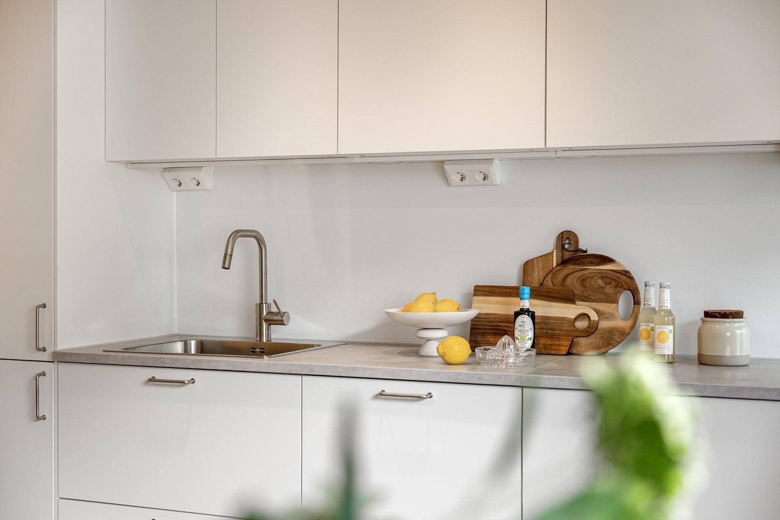 Over stekesonen finner du en kullfiltervifte, og kjøkkenet er ellers godt utstyrt med integrerte hvitevarer som oppvaskmaskin, kjøl-/fryseskap, platetopp og stekeovn. Galleribilde