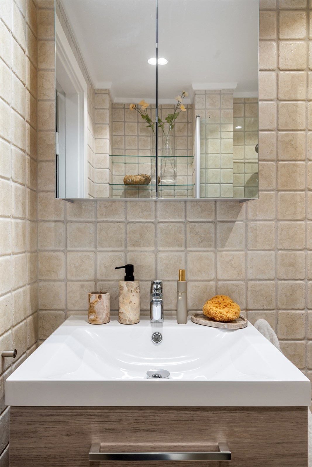 Rommet er utstyrt med dusjhjørne, gulvstående WC, baderomsmøbel med servant og naturlig avtrekk. Galleribilde