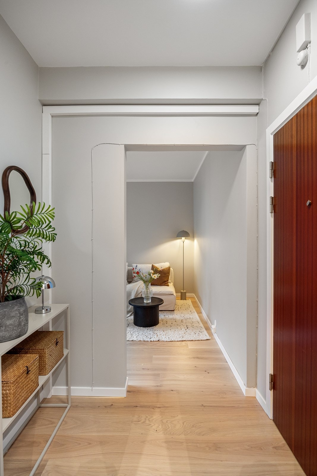 Lys og innbydende entré med god plass til oppheng av klær og sko. Galleribilde