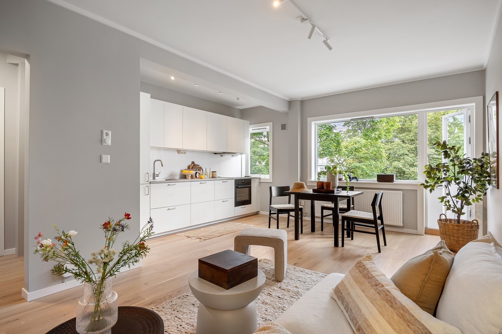 De store vindusflatene slipper inn rikelig med dagslys, noe som gir rommet en lys og luftig atmosfære. Galleribilde