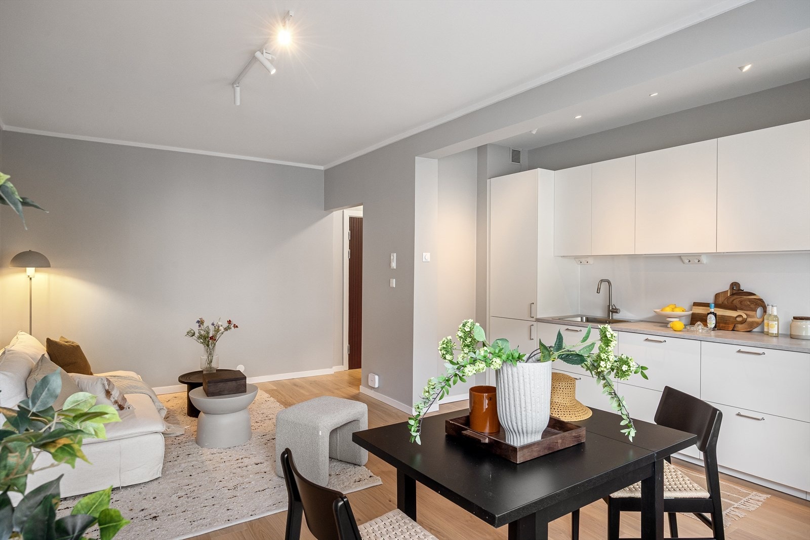 Kjøkkenet ligger i åpen løsning mot stuen. Galleribilde