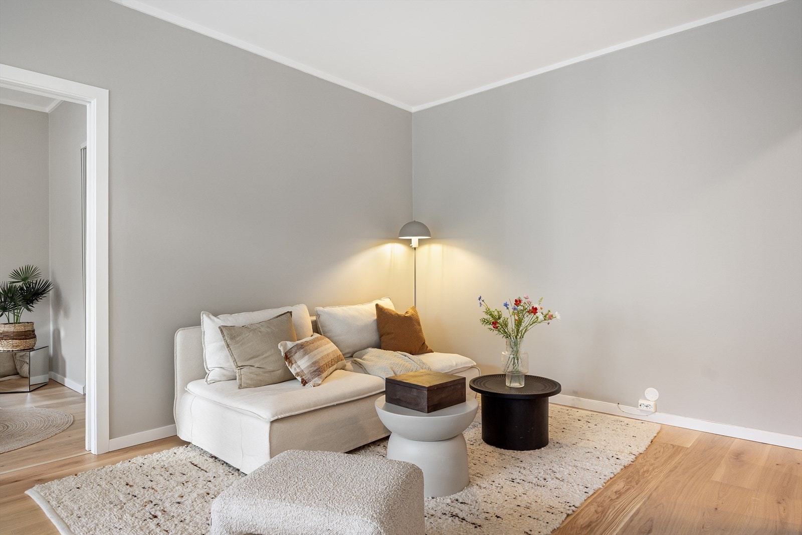 Veggene er malt i en rolig og nøytral fargetone som skaper en behagelig ramme for innredningen. Galleribilde