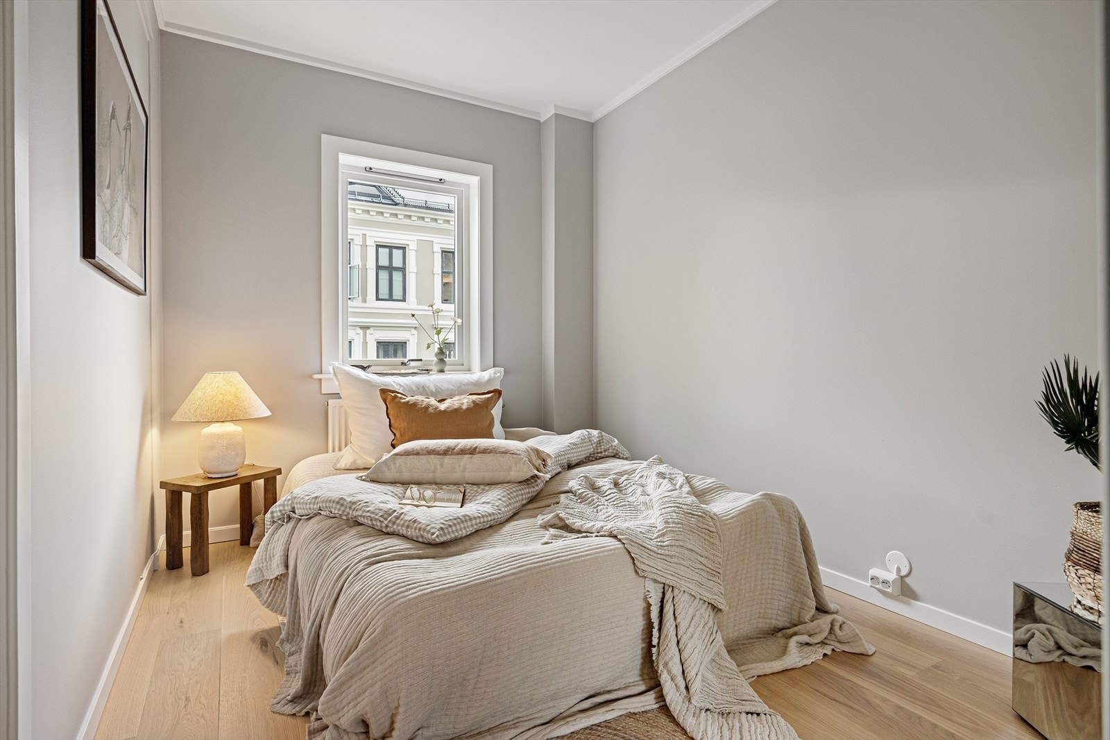 Soverommet har god plass til dobbeltseng og nattbord. Galleribilde