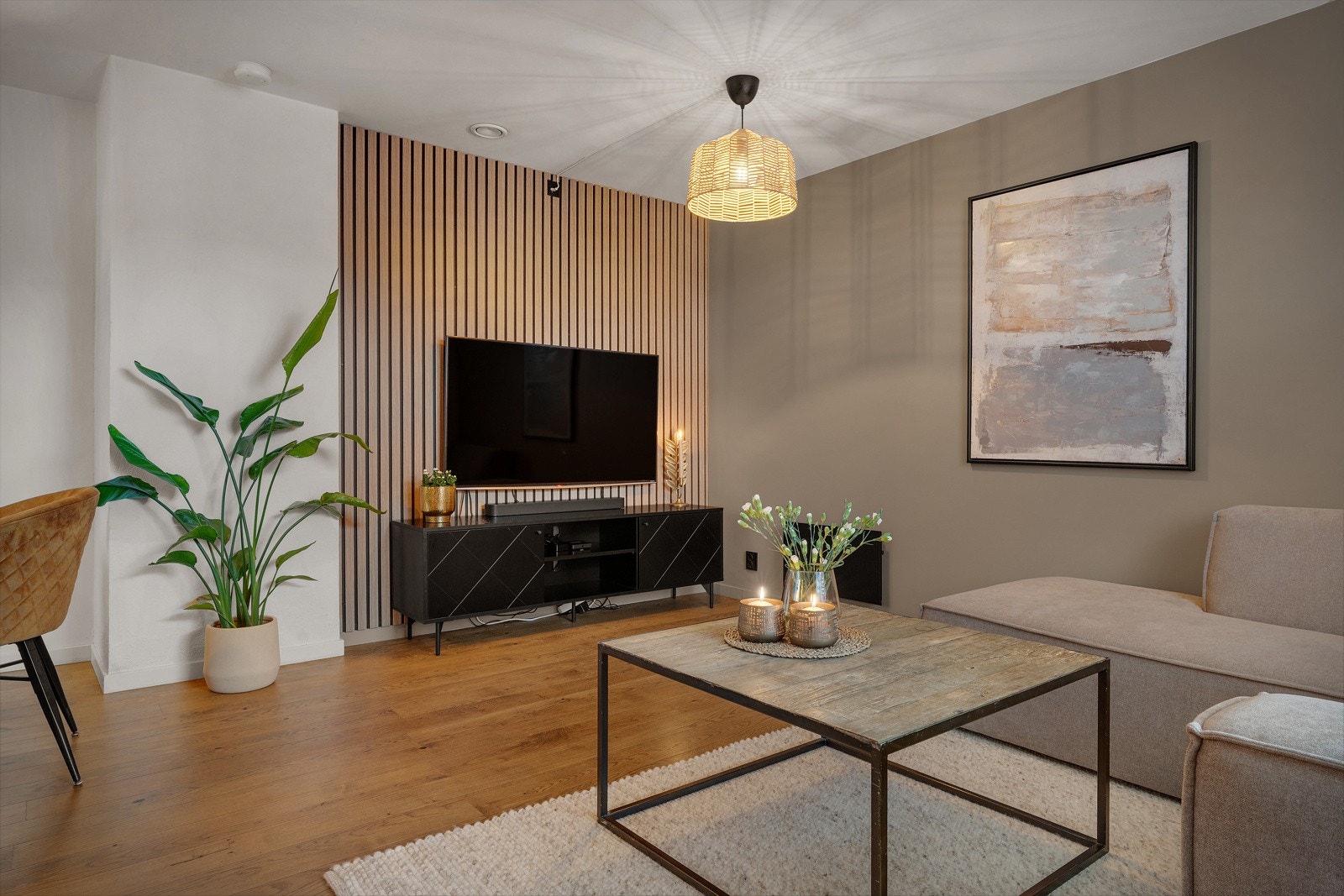 - Leiligheten har en funksjonell planløsning med entré, romslig stue i åpen løsning mot kjøkken, gang, vaskerom, bad, to gode soverom og praktisk bod - Galleribilde