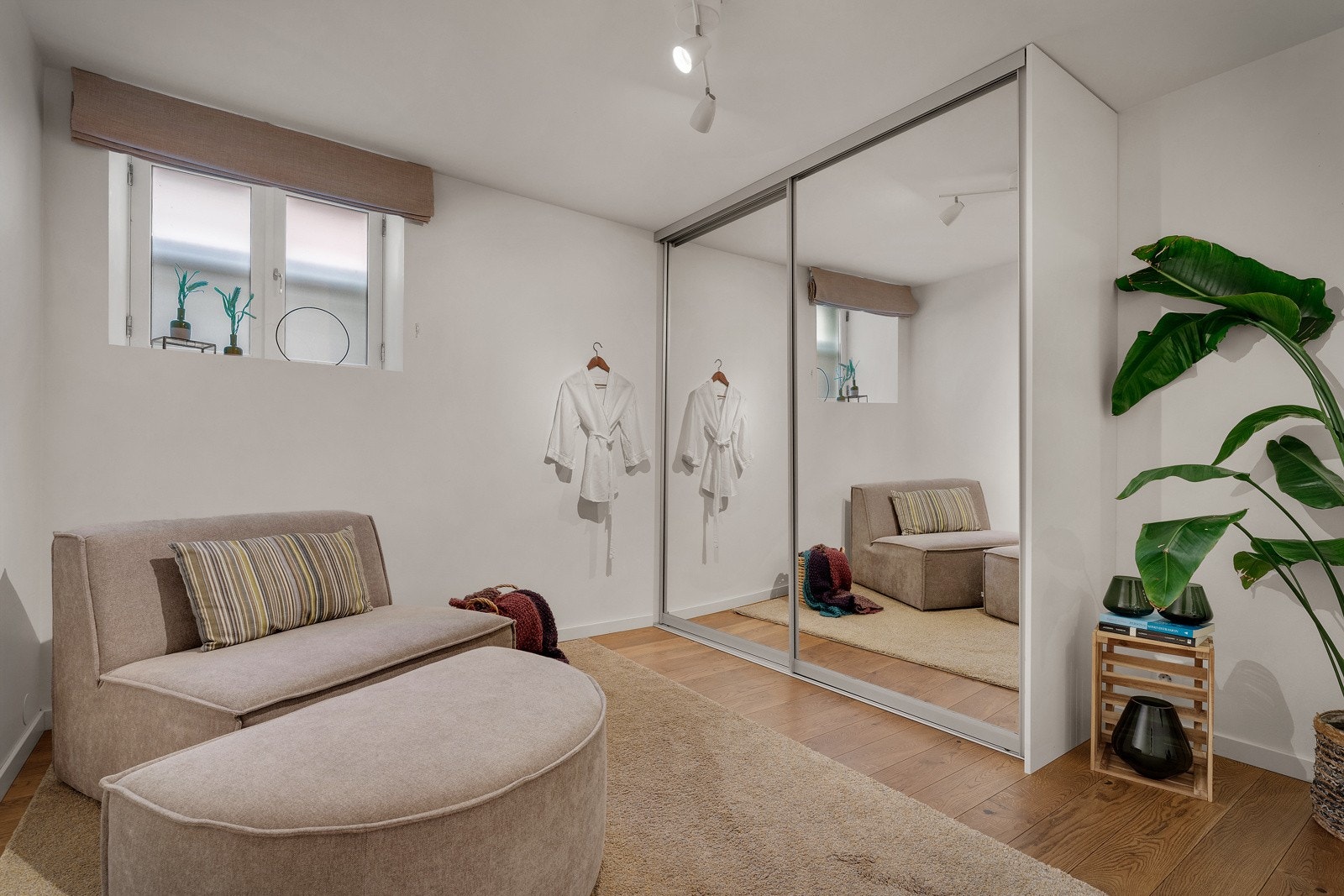 - Soverom 2 brukes i dag som garderobe, men har god plass til seng og møblement - Galleribilde