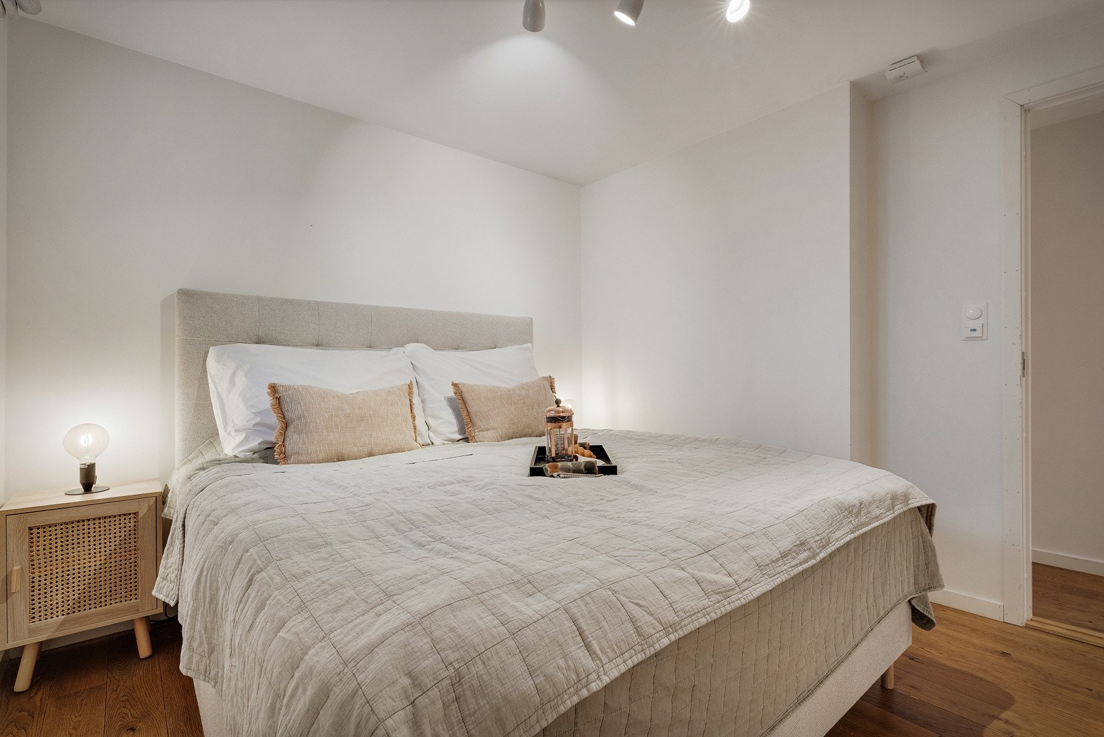 - God plass til både seng og nattbord - Galleribilde