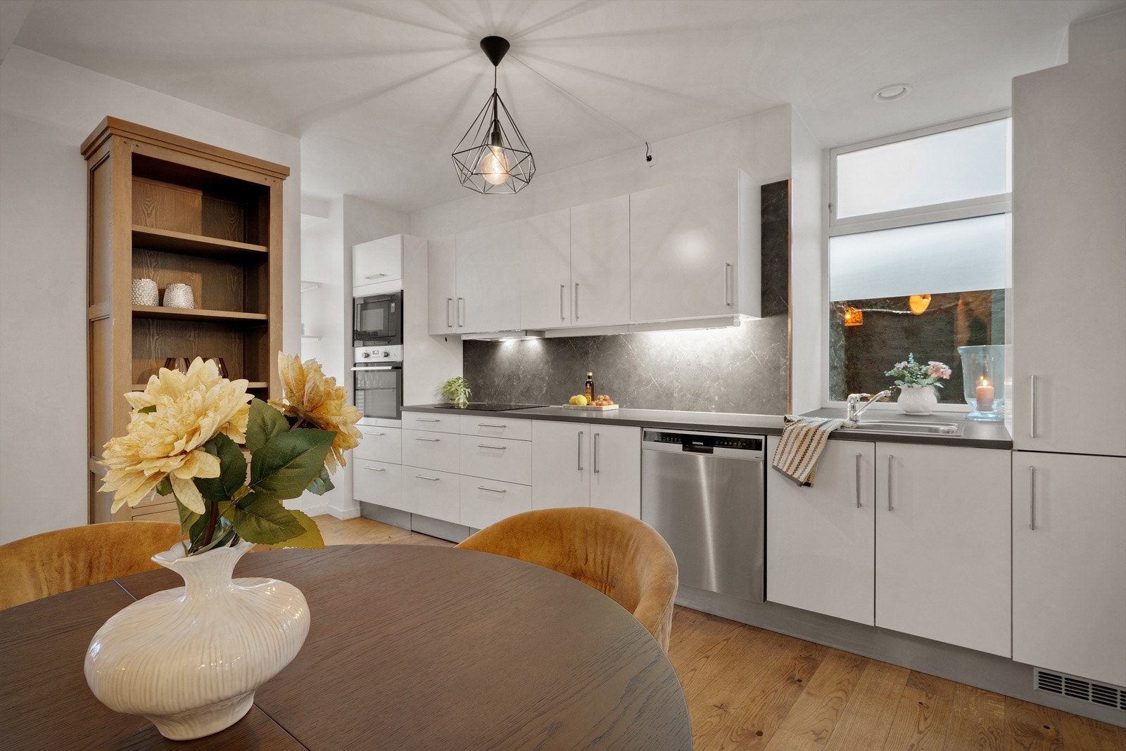 - Planløsningen gjør det enkelt å møblere i soner, med spisebord ved kjøkkenet - Galleribilde