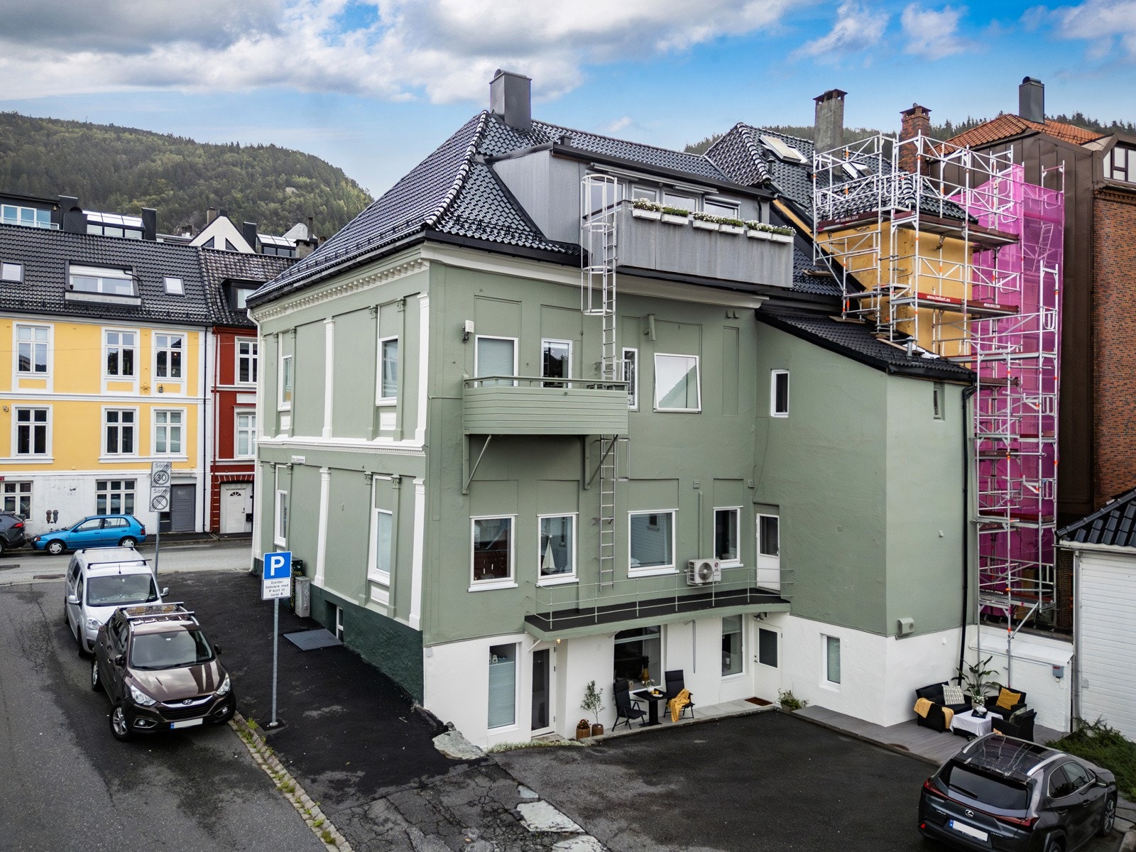 - Denne seksjonen disponererer 2 parkeringsplasser (på langs) rett utenfor bygget - Galleribilde