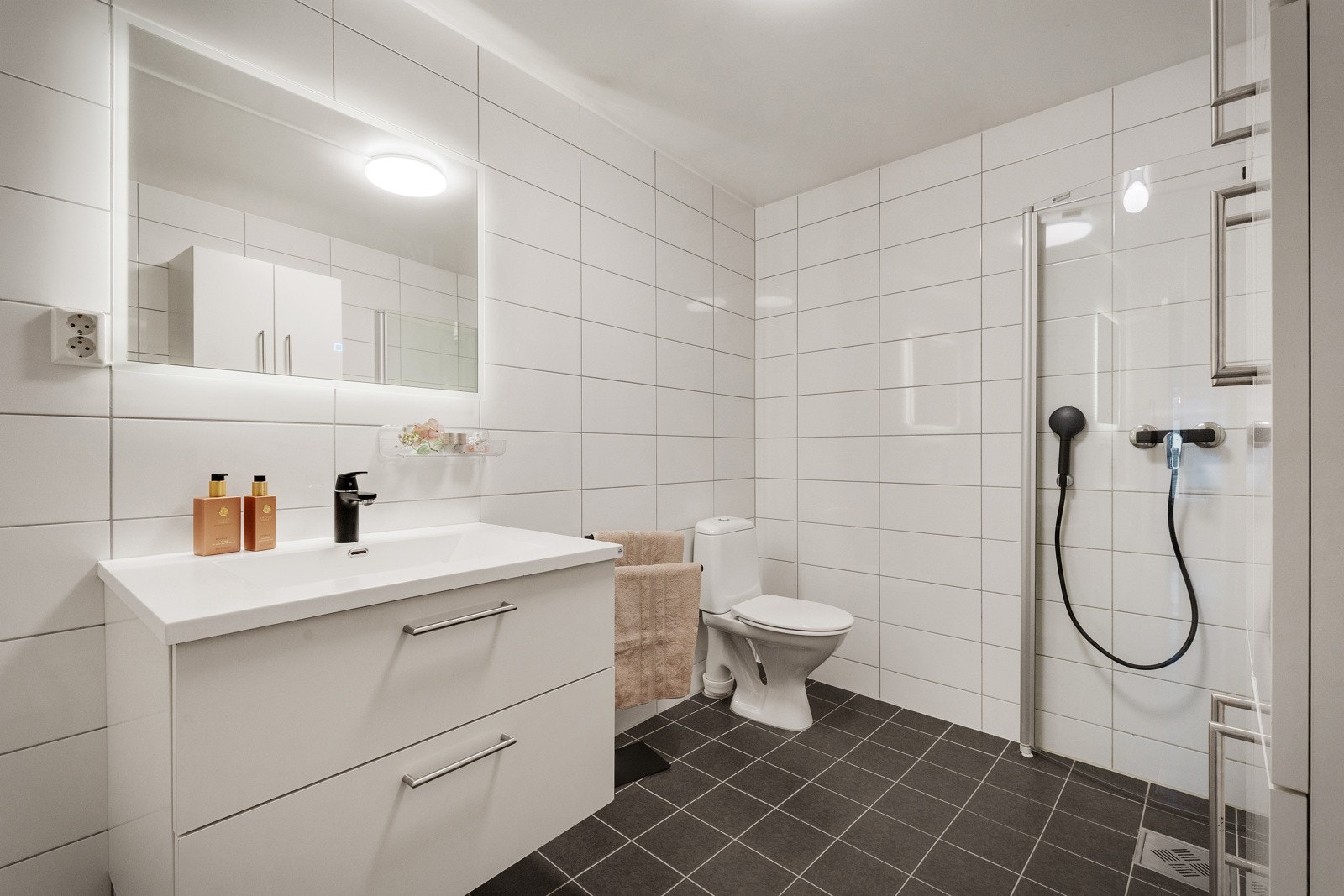 - Pent og trivelig bad med varmekabler i gulv - Galleribilde