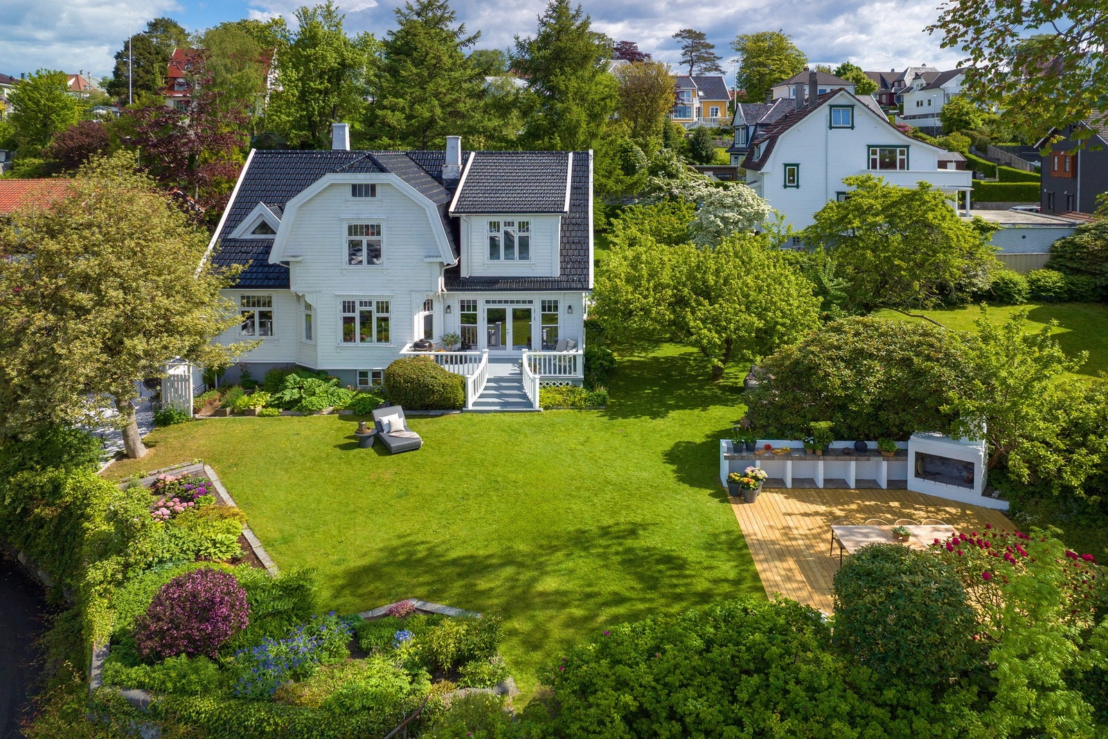 Hagen har en frodig atmosfære med flere frukttrær som pære, eple, plomme samt bærbusker med mer! Galleribilde