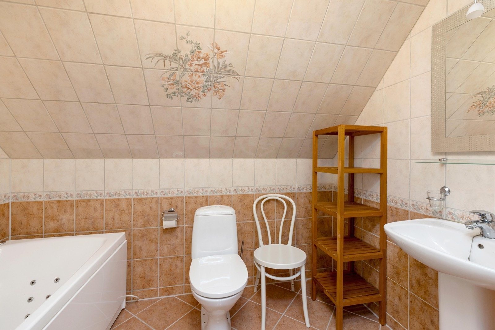 Flislagt bad nr.2 varme i gulv. Badet har boblebad, wc, servant og varmekabler. Galleribilde