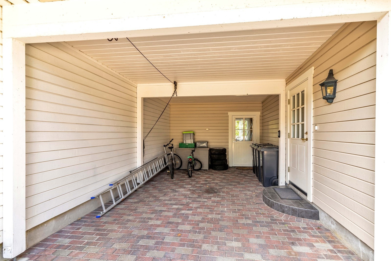 Carport samt bod i bakkant. Galleribilde