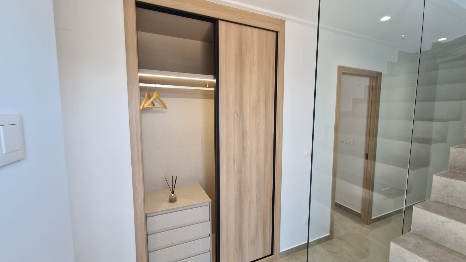 GARDEROBE 1 ETG Galleribilde