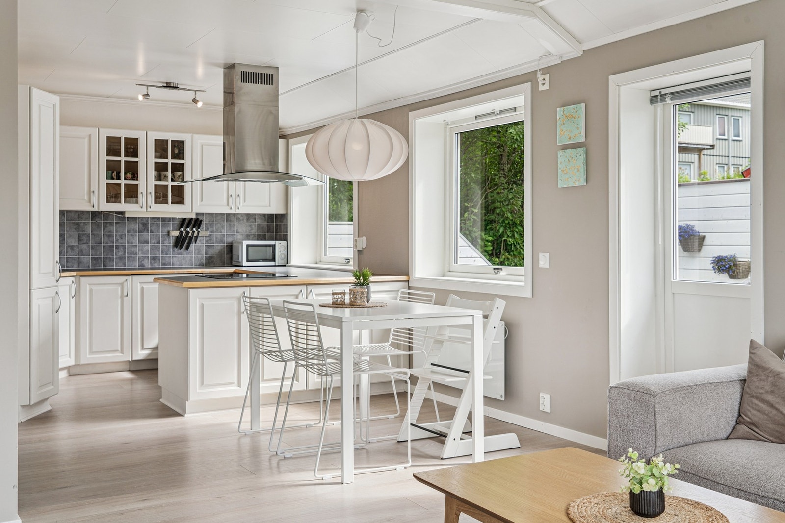 Kjøkkenet inviterer til både hverdagskokk og festmåltider med romslige arbeidsflater. Galleribilde