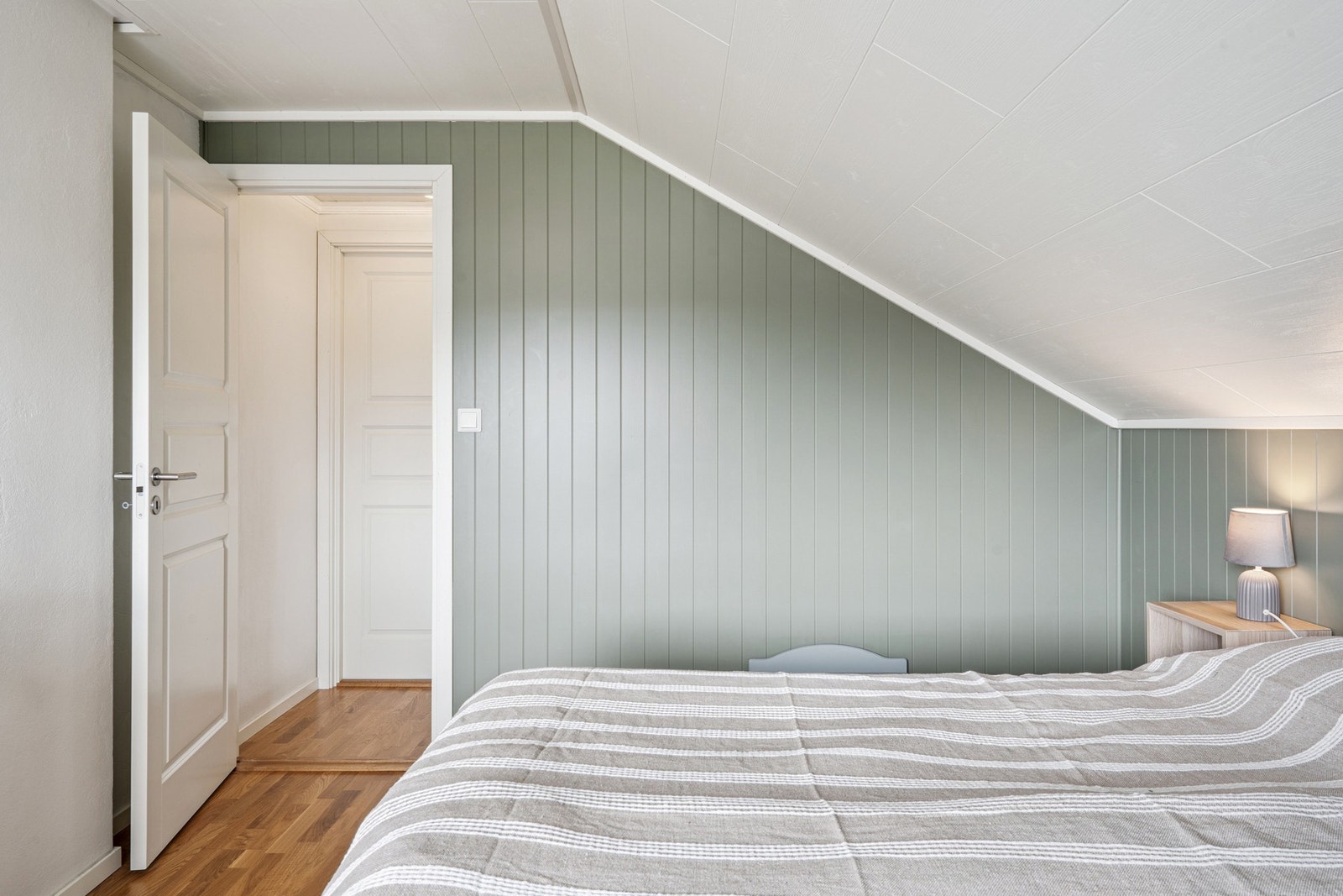 God plass til dobbeltseng og møblementer. Galleribilde