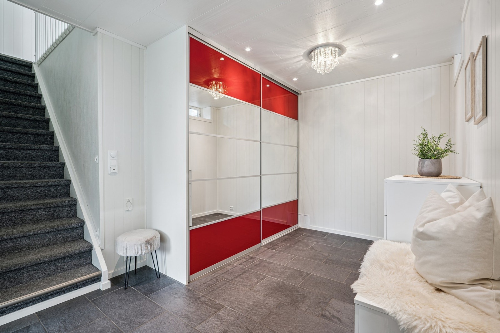 I gangen er det god plass til oppbevaring av skotøy og diverse uteklær. Galleribilde