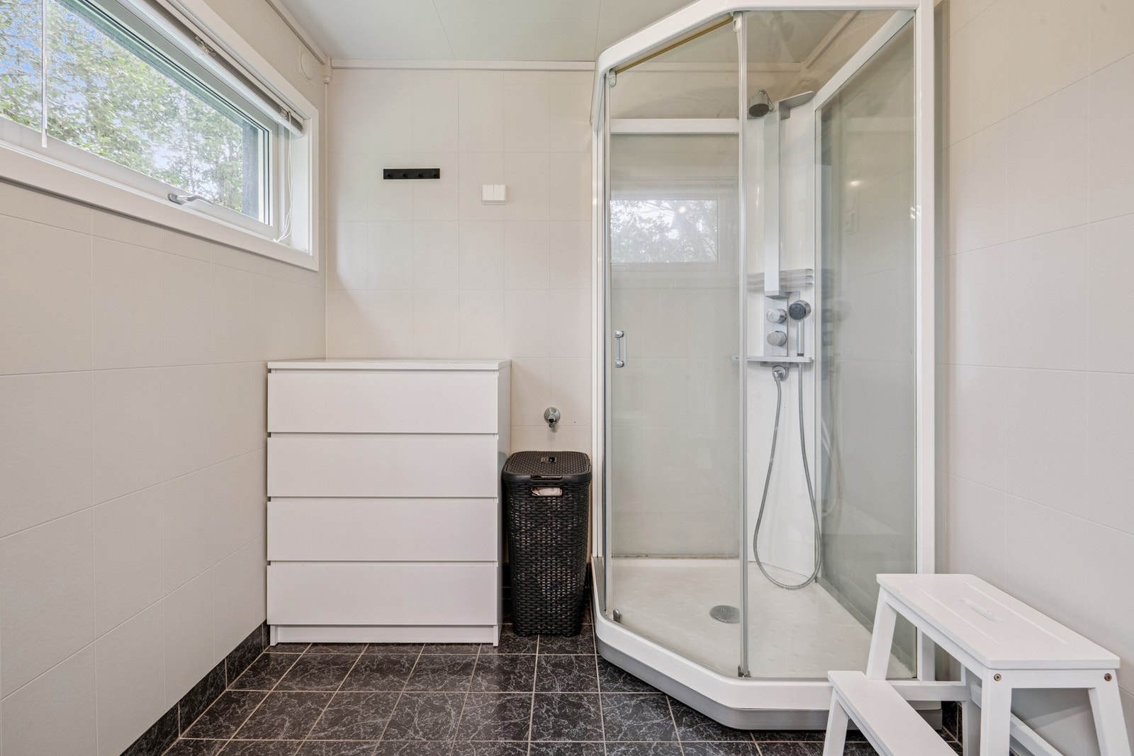 Rommet har elektriske varmekabler i gulvet. Galleribilde