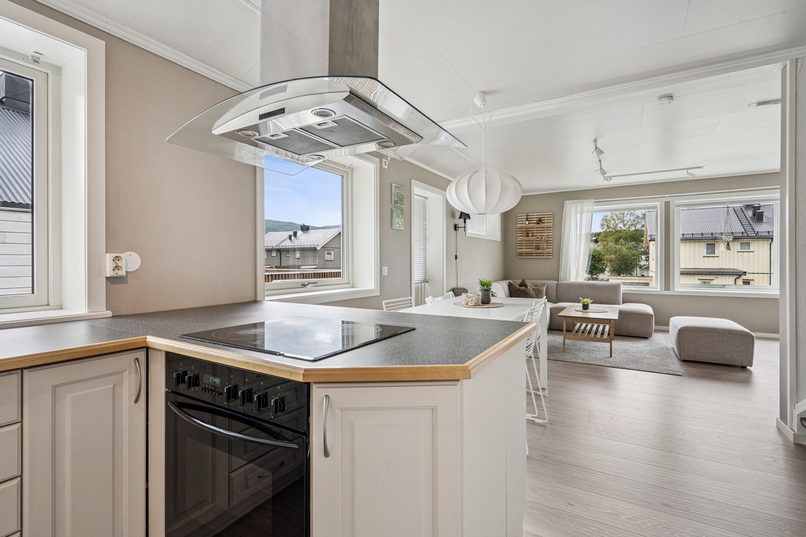 Kjøkkenet er innredet med skapfronter i malt profilert utførelse og fronter med glassfelt. Galleribilde