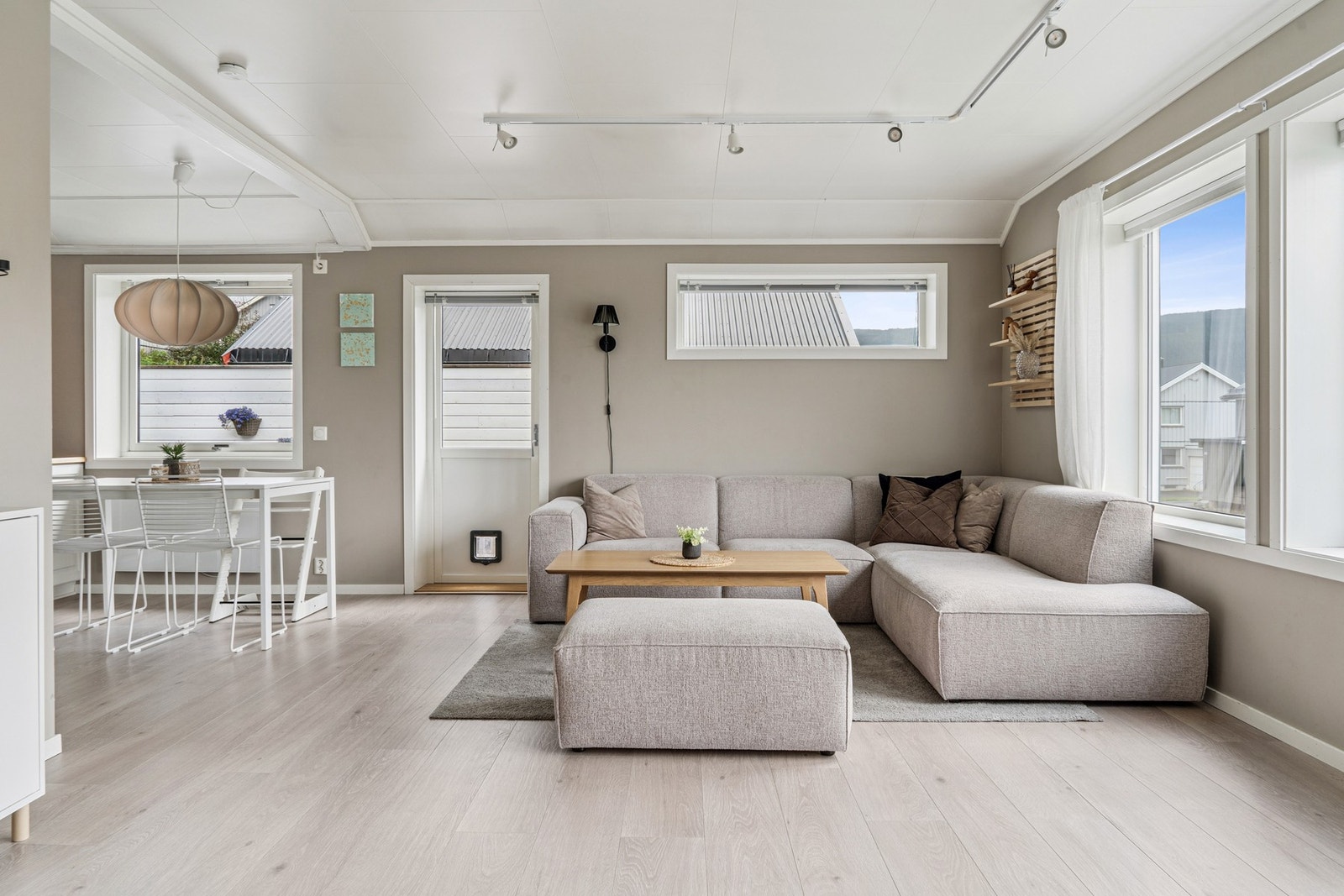 Fra stuen er det utgang til en romslig og koselig terrasse. Galleribilde