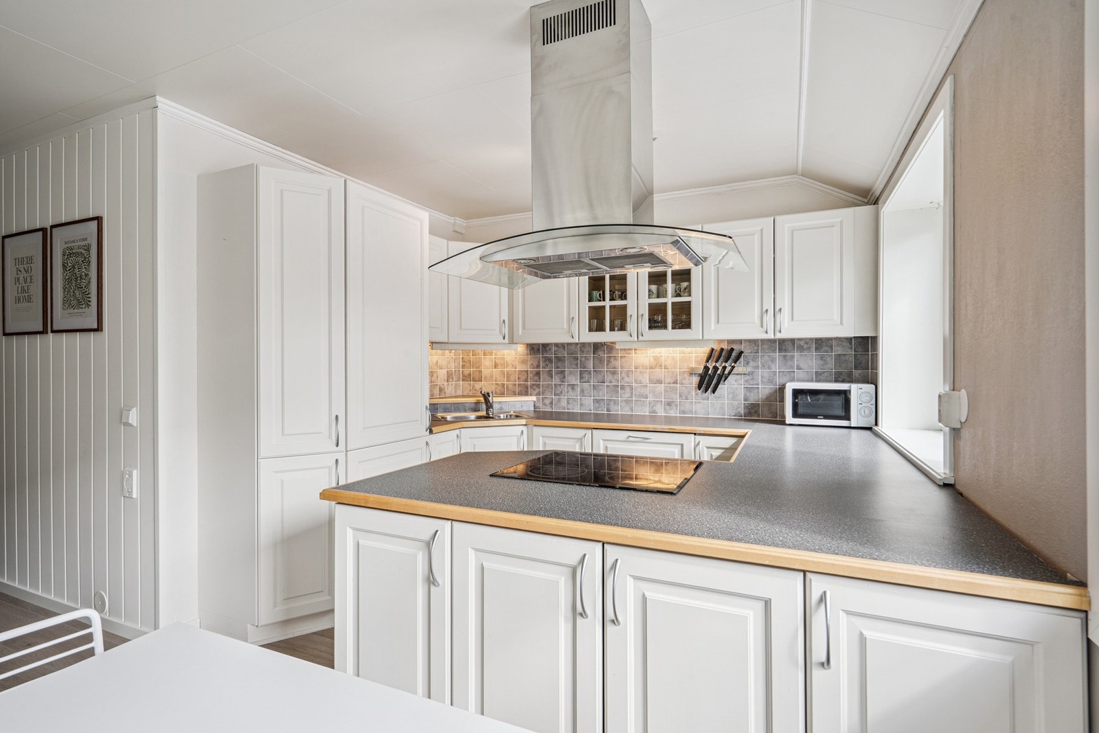 Åpen stue- og kjøkkenløsning som skaper en luftig og sosial atmosfære. Galleribilde