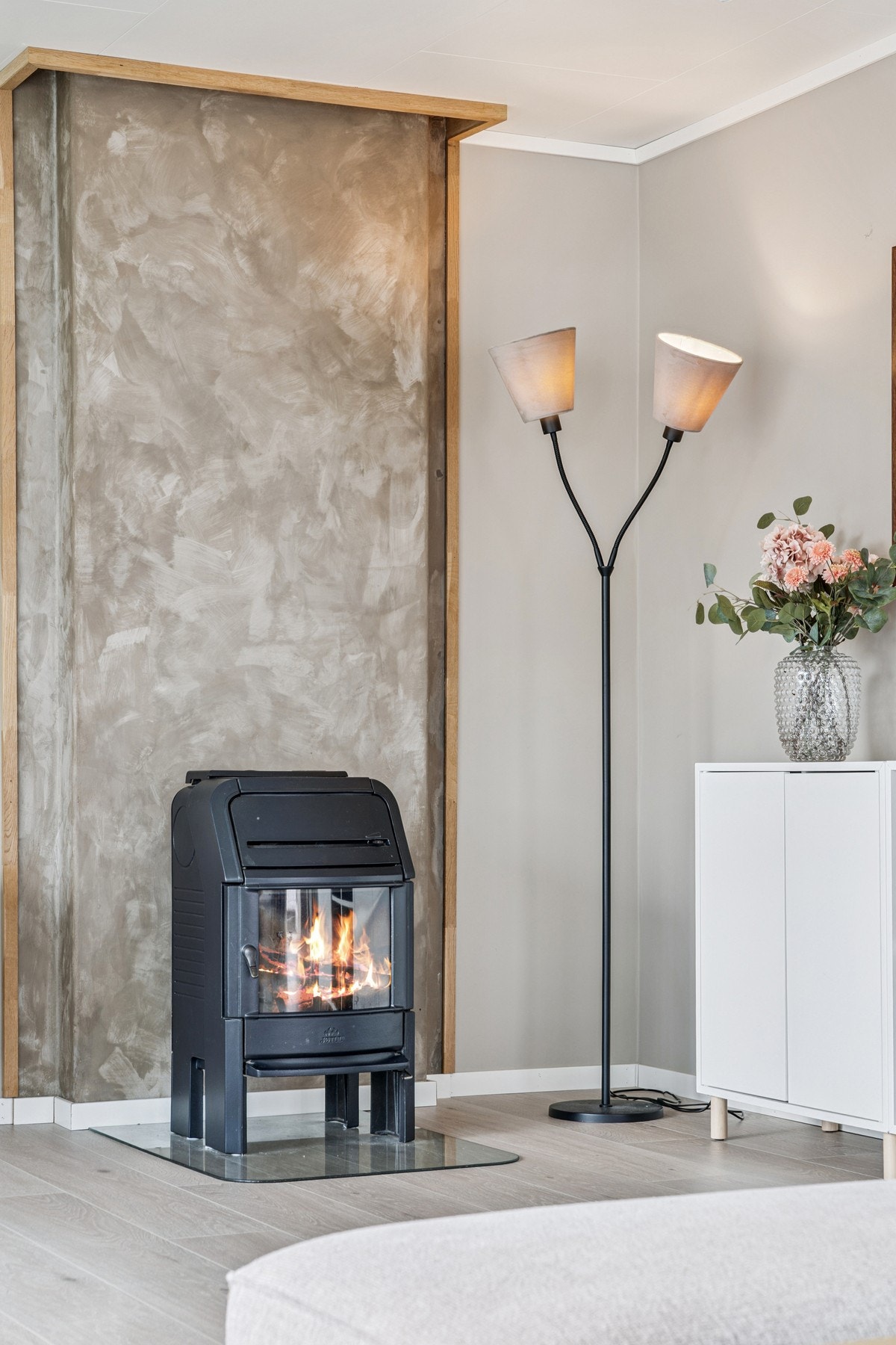 Boligen blir varmet opp med vedfyring og elektrisk oppvarming. Galleribilde