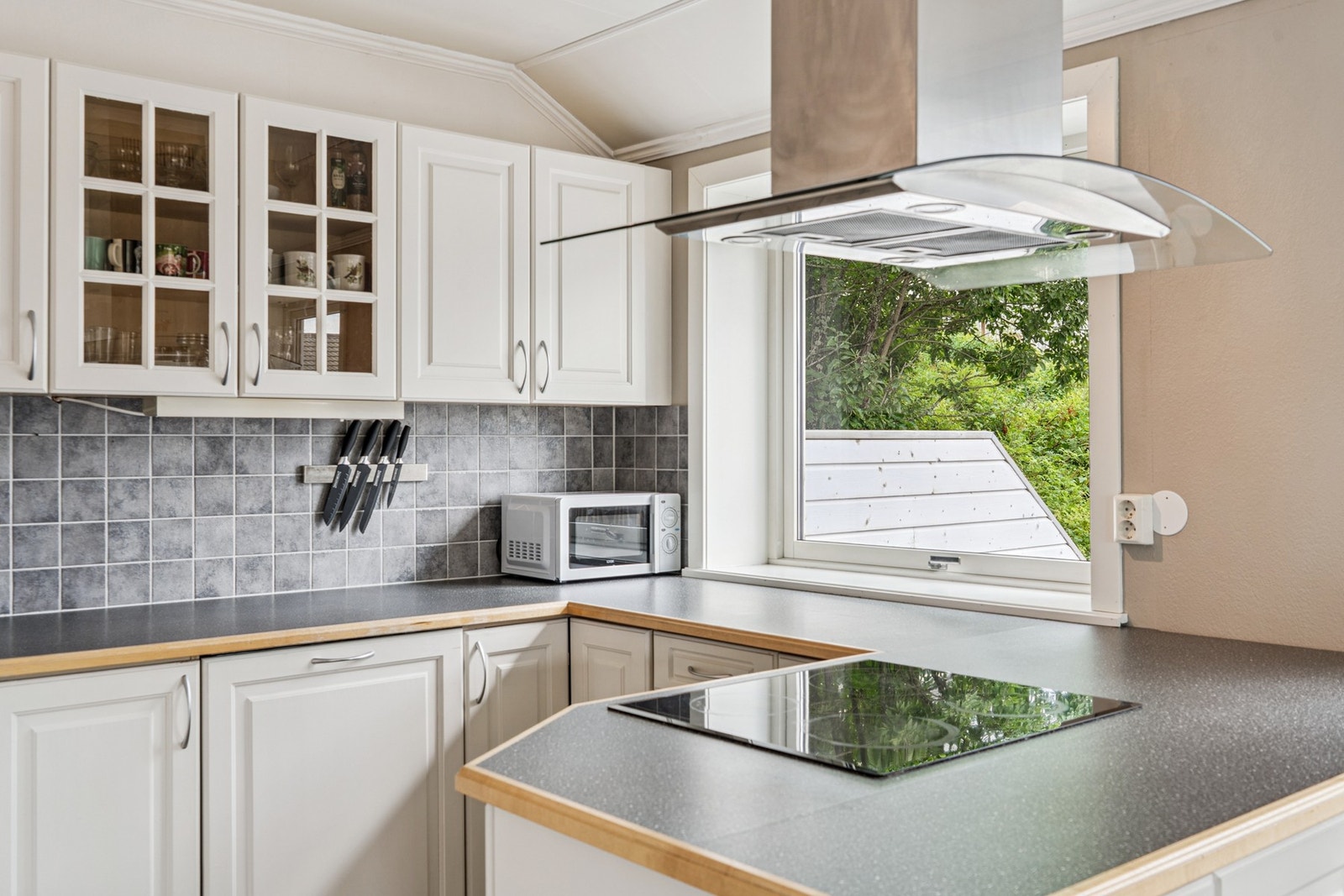 Det er integrert kjøl/fryseskap, oppvaskmaskin, komfyr og platetopp. Galleribilde