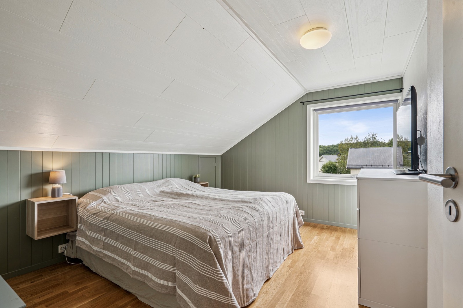 I loftetasjen finner man 2 av totale 3 soverom Galleribilde