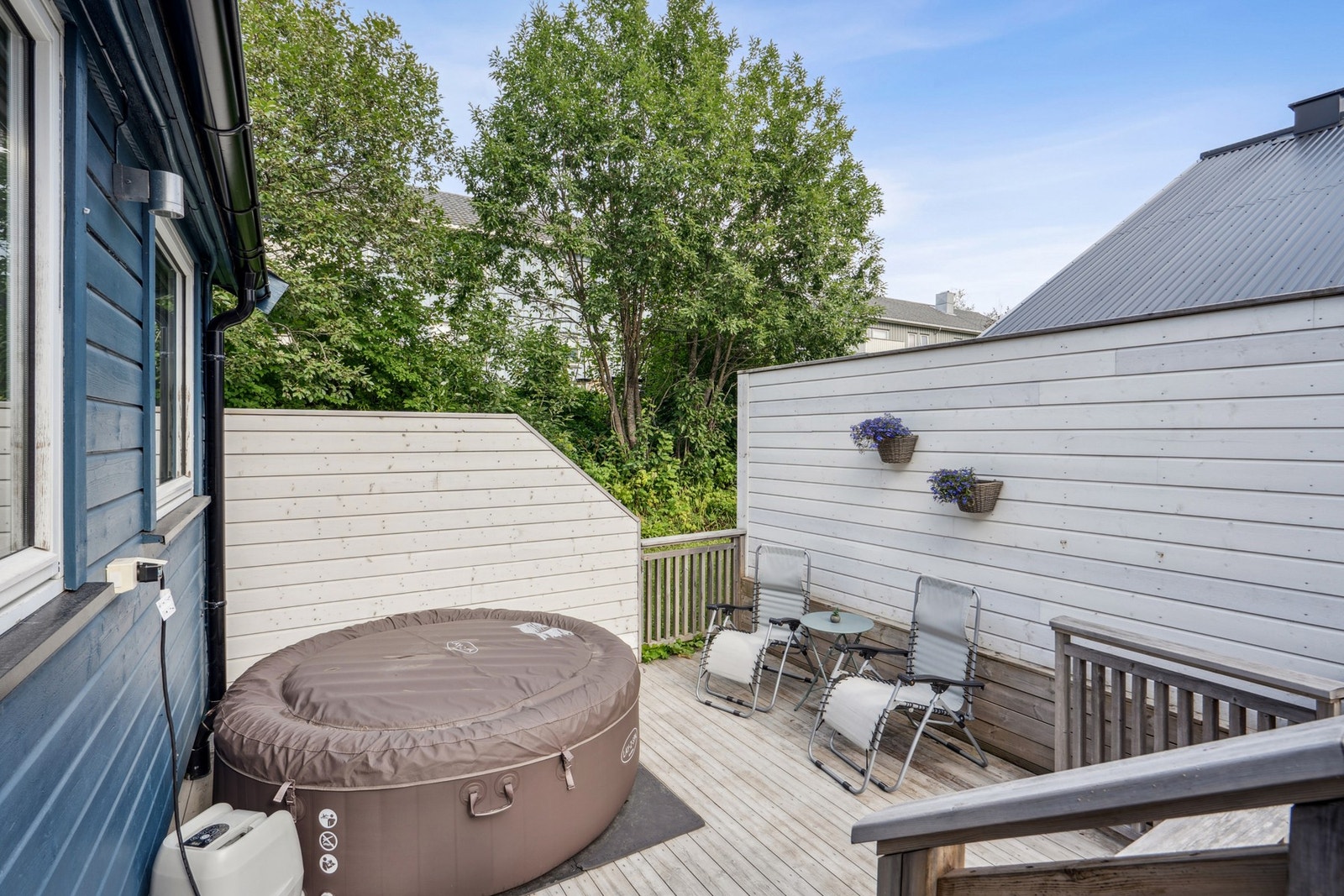 Markterrasse på fasade mot sørøst på 15 m2 med spilerekkverk og levegg. Galleribilde