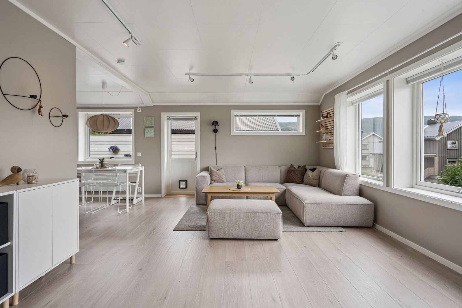 Store vindusflater som slipper inn rikelig med naturlig sollys. Galleribilde